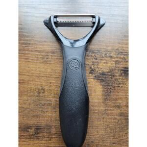 Pampered Chef Black Y-shaped Julienne Vegetable Peeler